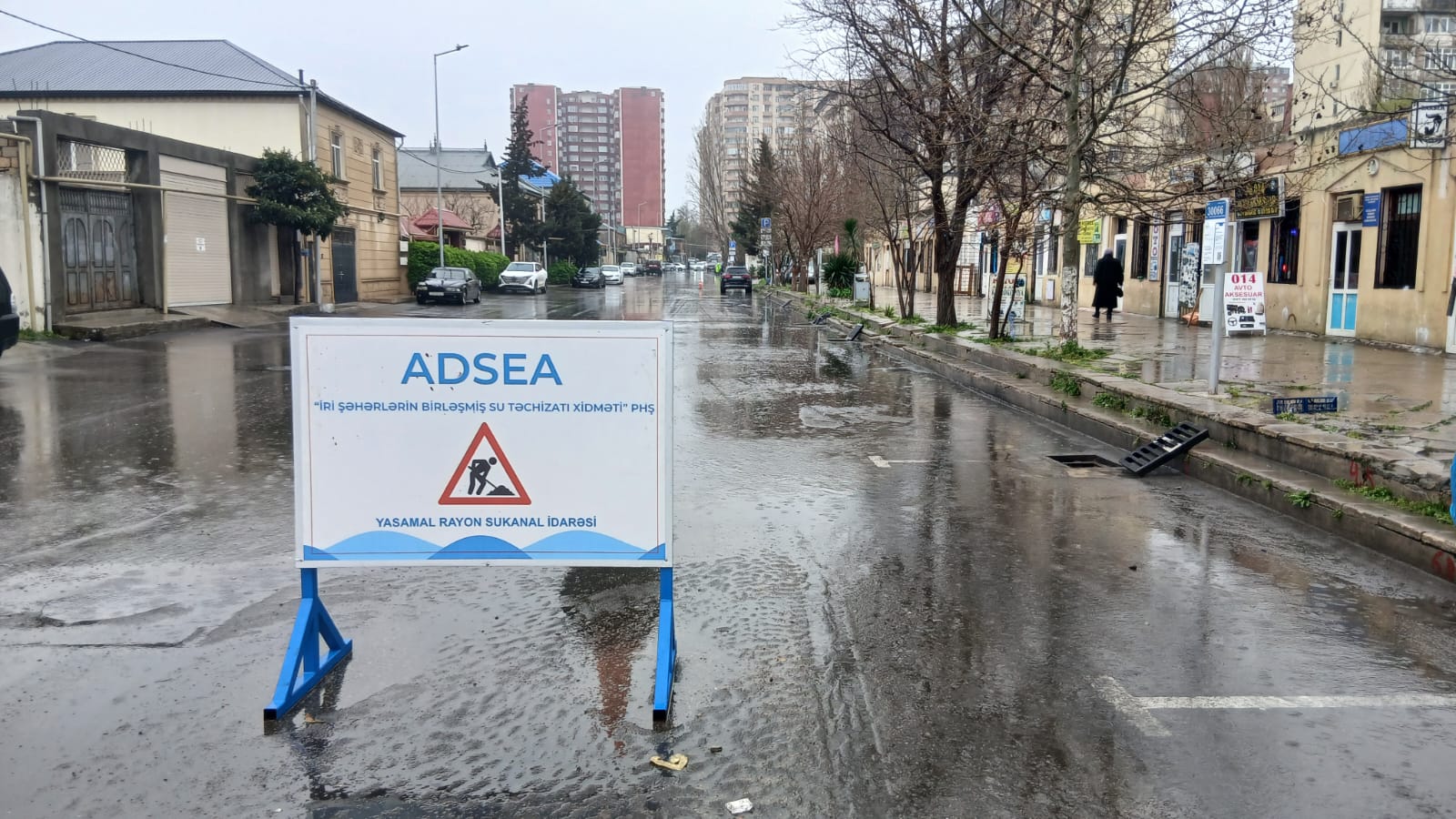 Küçələr yağış sularından təmizlənir - Video + Fotolar