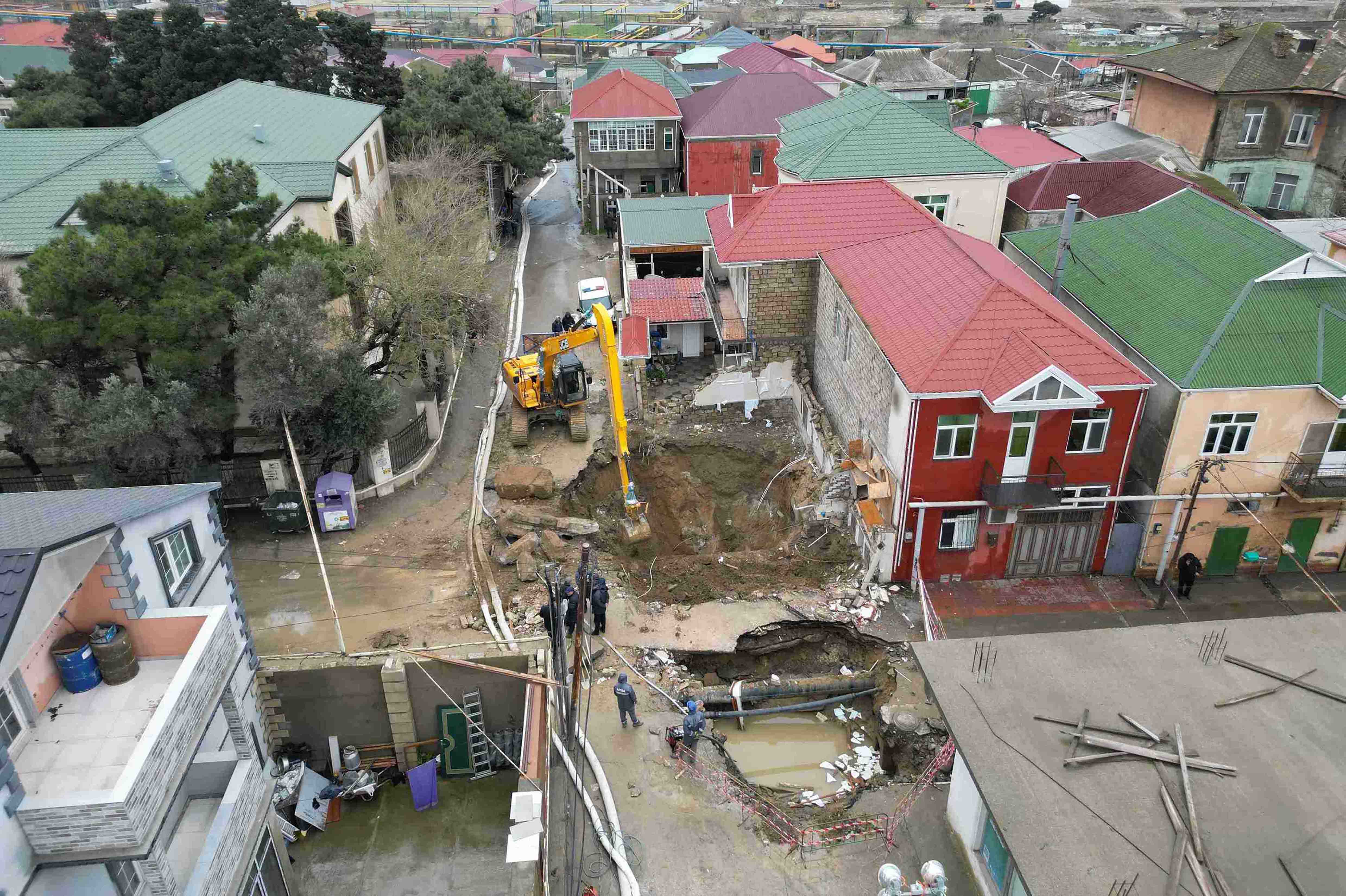 Kollektorun üzərində tikilən ev söküldü, xəttin tikinti və bərpasına başlanıldı