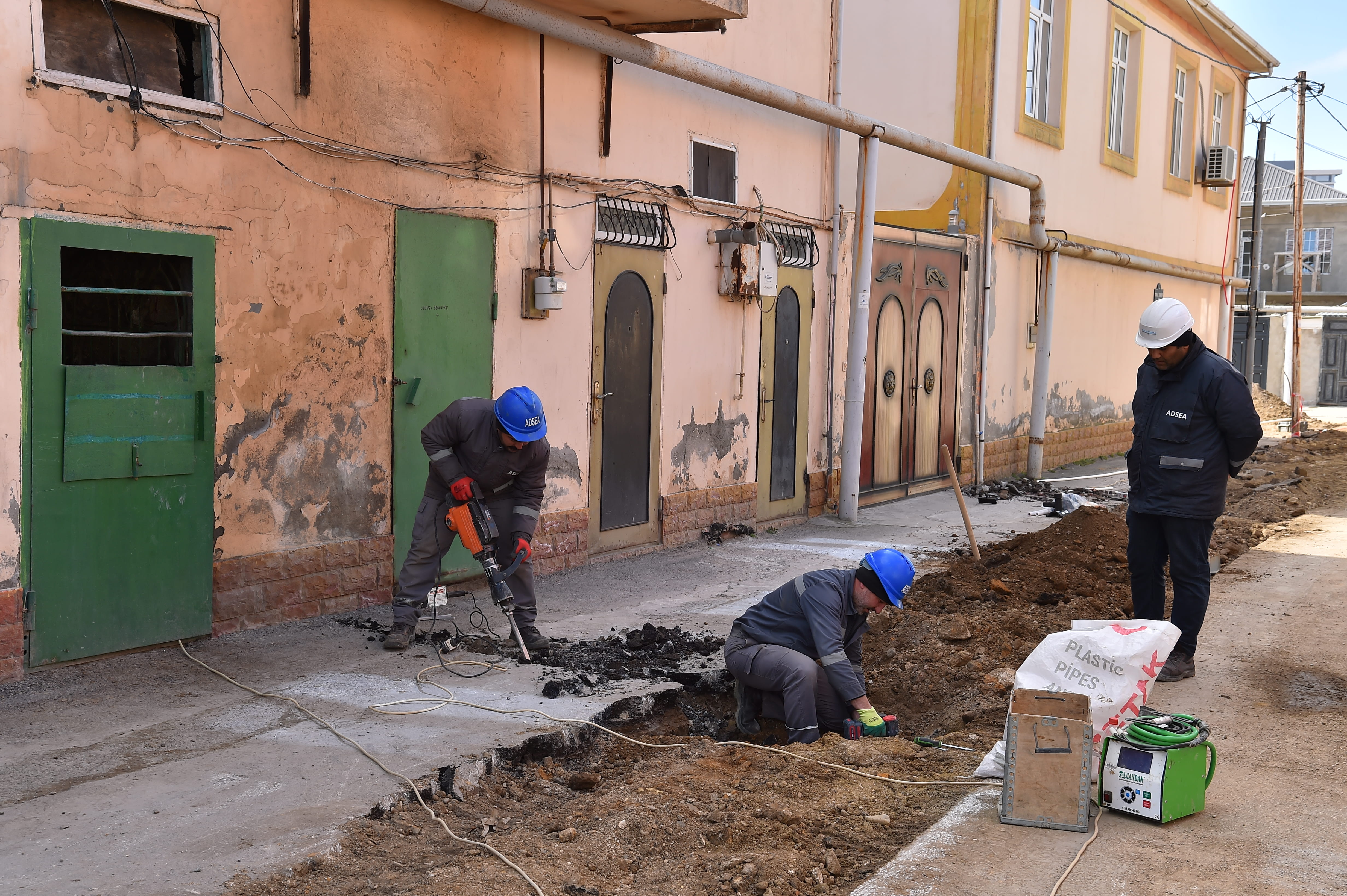 Xətai rayonunda evlərin altında qalan magistral su xətti əvəzlənərək yeri dəyişdirildi – Video + Foto 
